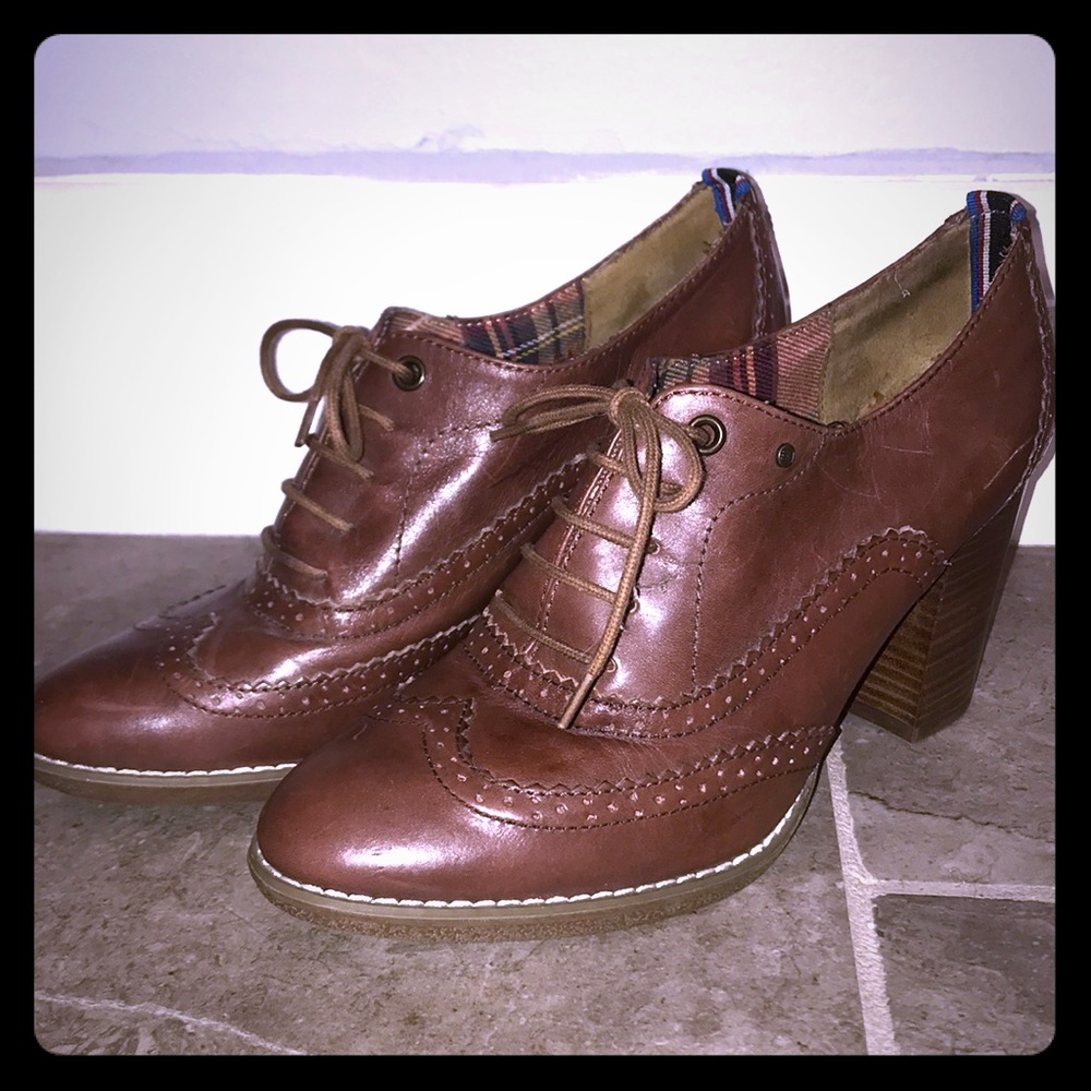 Tommy Hilfiger brown boots lace up heels wing tip